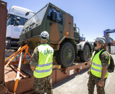 O Exército Brasileiro recebeu, na última terça-feira (30), seis novos caminhões da marca Tatra 8x8 com portadas IRB importados. Os veículos militares foram desembarcados na TCP - Terminal de Contêineres de Paranaguá, no Porto de Paranaguá. Fabricadas na República Tcheca, as viaturas foram embarcadas em porto alemão. Chegaram em Paranaguá em contêineres Flat Rack no navio Cap San Lorenzo.