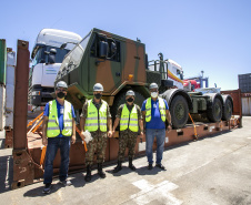 O Exército Brasileiro recebeu, na última terça-feira (30), seis novos caminhões da marca Tatra 8x8 com portadas IRB importados. Os veículos militares foram desembarcados na TCP - Terminal de Contêineres de Paranaguá, no Porto de Paranaguá. Fabricadas na República Tcheca, as viaturas foram embarcadas em porto alemão. Chegaram em Paranaguá em contêineres Flat Rack no navio Cap San Lorenzo.