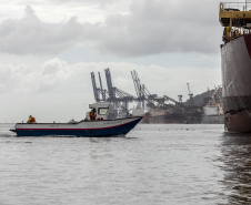 Porto faz simulação de vazamento de óleo na Baía de Paranaguá para testagem de sua capacidade de resposta