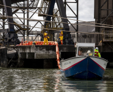 Porto faz simulação de vazamento de óleo na Baía de Paranaguá para testagem de sua capacidade de resposta