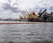 Porto faz simulação de vazamento de óleo na Baía de Paranaguá para testagem de sua capacidade de resposta
