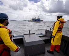 Porto faz simulação de vazamento de óleo na Baía de Paranaguá para testagem de sua capacidade de resposta