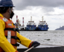Porto faz simulação de vazamento de óleo na Baía de Paranaguá para testagem de sua capacidade de resposta