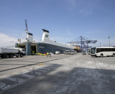 Em grande operação, Porto de Paranaguá embarca 154 ônibus para a Costa do Marfim