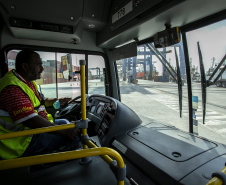 Em grande operação, Porto de Paranaguá embarca 154 ônibus para a Costa do Marfim