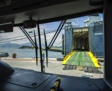 Em grande operação, Porto de Paranaguá embarca 154 ônibus para a Costa do Marfim