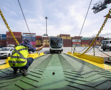 Em grande operação, Porto de Paranaguá embarca 154 ônibus para a Costa do Marfim