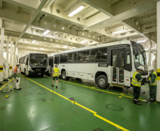 Em grande operação, Porto de Paranaguá embarca 154 ônibus para a Costa do Marfim
