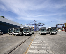 Em grande operação, Porto de Paranaguá embarca 154 ônibus para a Costa do Marfim