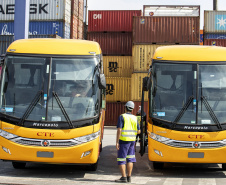 Em grande operação, Porto de Paranaguá embarca 154 ônibus para a Costa do Marfim