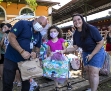 Em ação solidária de Natal, Portos do Paraná doa presentes e cestas básicas