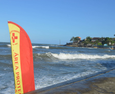 Corpo de Bombeiros fazem 126 salvamentos em oito dias de trabalho nas praias da Costa Leste do Paraná