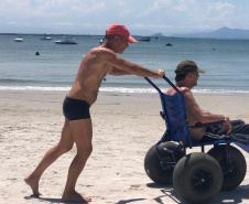Reserva de cadeira anfíbia do IAT permite retorno de ex-atleta para a Ilha do Mel