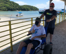 Reserva de cadeira anfíbia do IAT permite retorno de ex-atleta para a Ilha do Mel