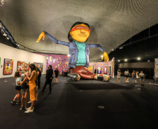 Promovida pelo MON, exposição “OSGEMEOS: Segredos” alcança 100 mil visitantes