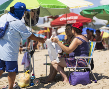 Sanepar retira mais de 23 toneladas de lixo da orla na virada do ano