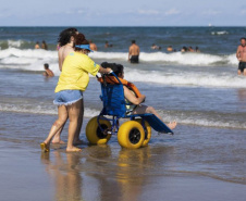 Serviços de cadeiras anfíbias e passarelas no Litoral tornam a praia mais acessível