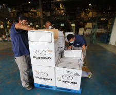 Carregamento  com  65 mil vacinas contra a Covid-19 para crianças de 5 a 11 anos chegam no Centro de Medicamentos do Paraná (Cemepar), em Curitiba, na nesta sexta-feira (14).  Foto: Geraldo Bubniak/AEN