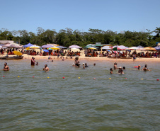 Praias artificiais das Costas Norte e Oeste do Estado mantém águas com condições boas para banho e prática de esportes