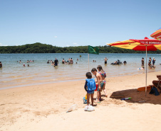 Praias artificiais das Costas Norte e Oeste do Estado mantém águas com condições boas para banho e prática de esportes