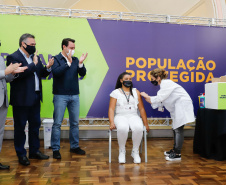 A enfermeira Lucimar Josiane de Oliveira, de 44 anos, (na foto), foi a primeira pessoa vacinada contra a Covid-19 no Paraná.