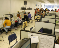 Agências do Trabalhador do Paraná começam a semana com 8.221 vagas de emprego com carteira assinada