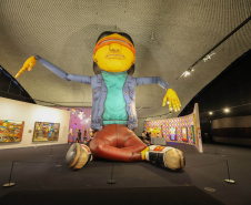A exposição “OSGEMEOS: Segredos”, realizada pelo MON, alcança 100 mil visitantes