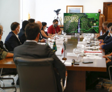 Governador Carlos Massa Ratinho Junior recebe o embaixador da Itália no Brasil Francesco Azzarello. 