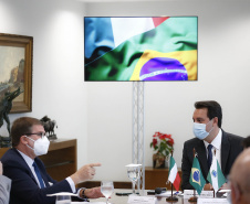 Governador Carlos Massa Ratinho Junior recebe o embaixador da Itália no Brasil Francesco Azzarello. 