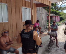 Turistas e moradores da Ilha de Superagui recebem orientações das Polícias Militar e Civil