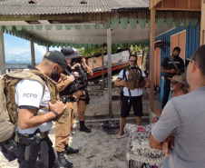 Turistas e moradores da Ilha de Superagui recebem orientações das Polícias Militar e Civil