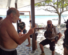 Turistas e moradores da Ilha de Superagui recebem orientações das Polícias Militar e Civil