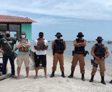 Turistas e moradores da Ilha de Superagui recebem orientações das Polícias Militar e Civil