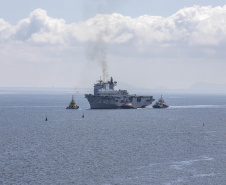 Porto de Paranaguá recebe fragata e navio-aeródromo da Marinha