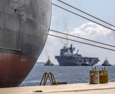 Porto de Paranaguá recebe fragata e navio-aeródromo da Marinha
