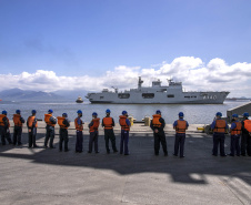 Porto de Paranaguá recebe fragata e navio-aeródromo da Marinha