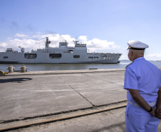 Porto de Paranaguá recebe fragata e navio-aeródromo da Marinha