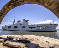 Porto de Paranaguá recebe fragata e navio-aeródromo da Marinha