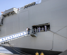 Embarcações da Marinha Brasileira se despedem da Baía de Paranaguá