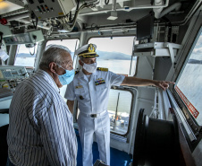 Embarcações da Marinha Brasileira se despedem da Baía de Paranaguá