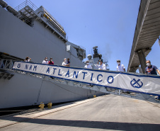 Embarcações da Marinha Brasileira se despedem da Baía de Paranaguá