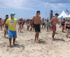 Esporte disponibiliza aulas de dança e muita diversão para todas as idades nas praias do Litoral