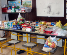 Polícia Militar alimentos para alunos de projeto social em Guaratuba