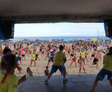 Esporte disponibiliza aulas de dança e muita diversão para todas as idades nas praias do Litoral