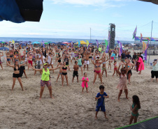 Esporte disponibiliza aulas de dança e muita diversão para todas as idades nas praias do Litoral