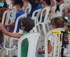 Com acrobacias, fogo e palhaçadas, Caravana Cultural encanta veranistas nas praias paranaenses