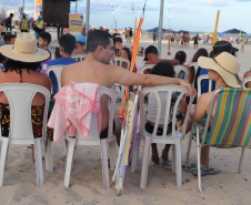 Com acrobacias, fogo e palhaçadas, Caravana Cultural encanta veranistas nas praias paranaenses