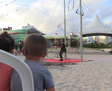 Com acrobacias, fogo e palhaçadas, Caravana Cultural encanta veranistas nas praias paranaenses