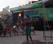 Com acrobacias, fogo e palhaçadas, Caravana Cultural encanta veranistas nas praias paranaenses