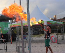 Com acrobacias, fogo e palhaçadas, Caravana Cultural encanta veranistas nas praias paranaenses